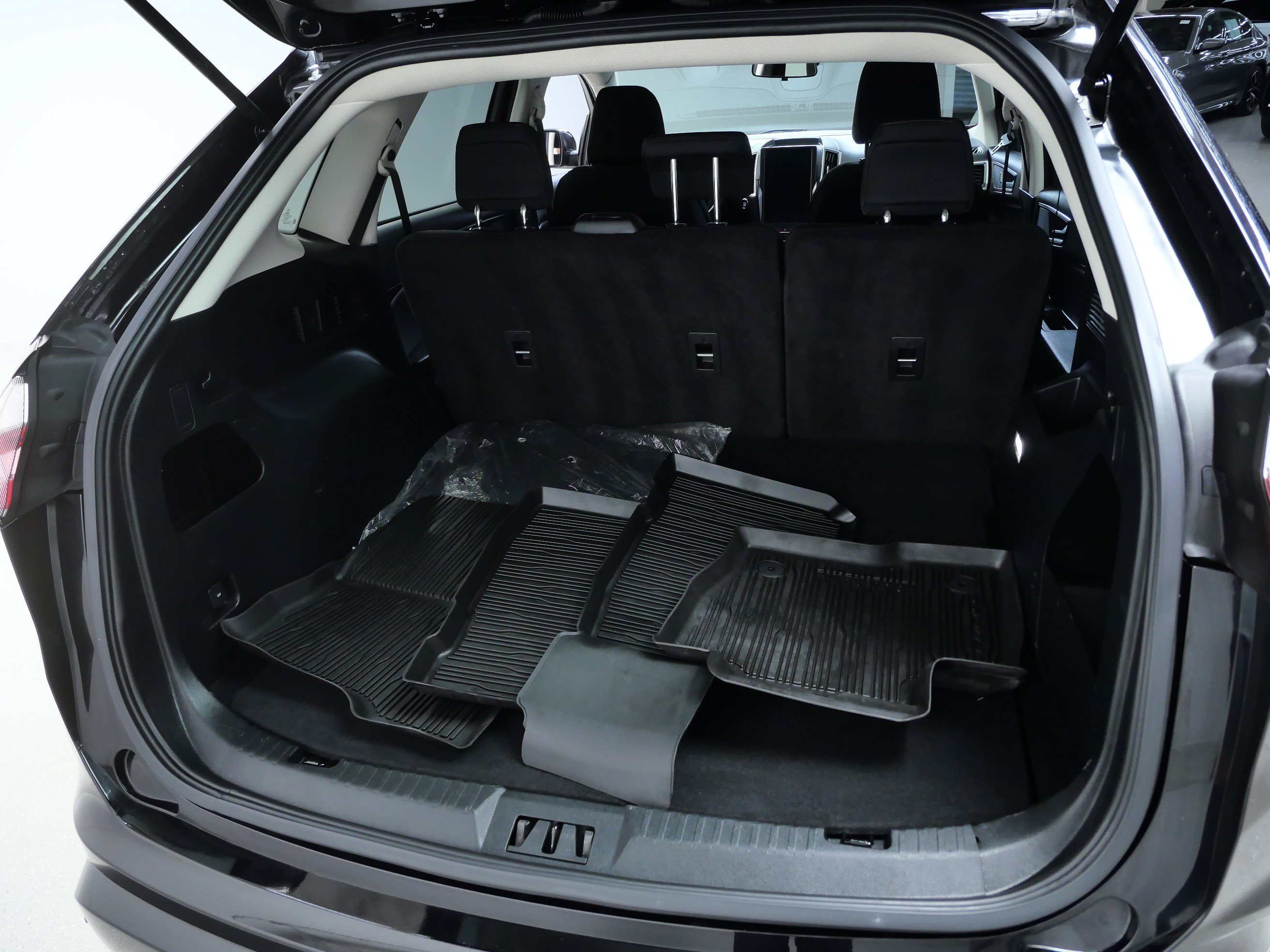 Used 2022 Black Ford SE image 6