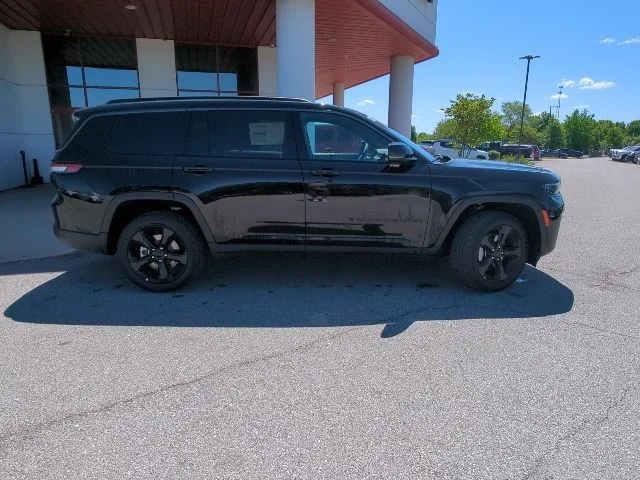 New 2026 Diamond Black Crystal Pearl-Coat Exterior Paint Jeep Limited image 38