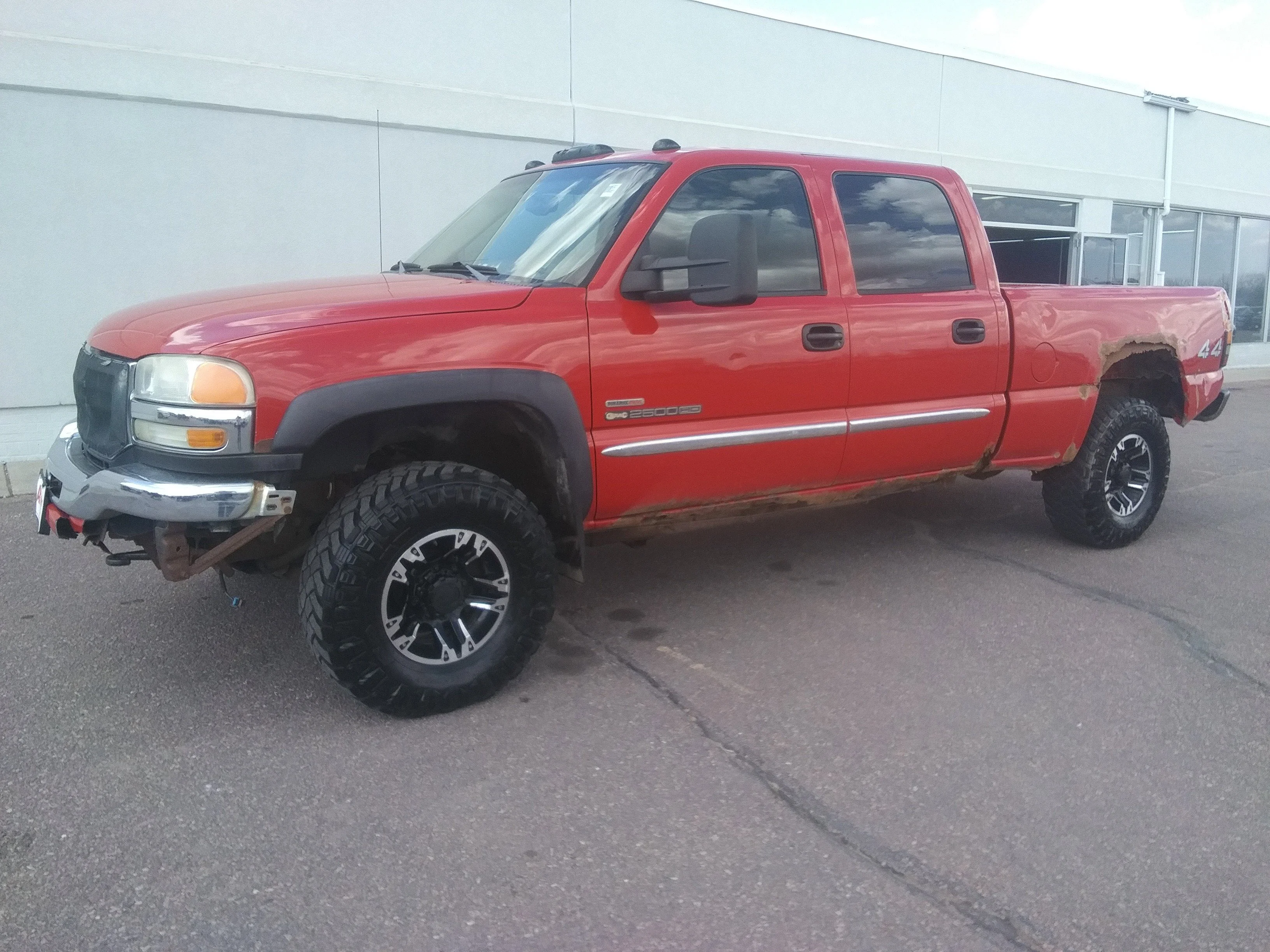 Used 2005 GMC Sierra 2500HD SLE with VIN 1GTHK23235F952209 for sale in Aberdeen, SD