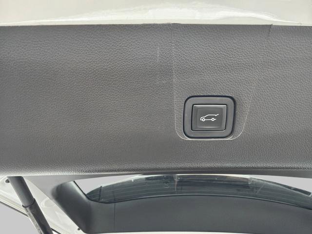 Used 2023 Iridescent Pearl Tricoat Chevrolet Premier image 14