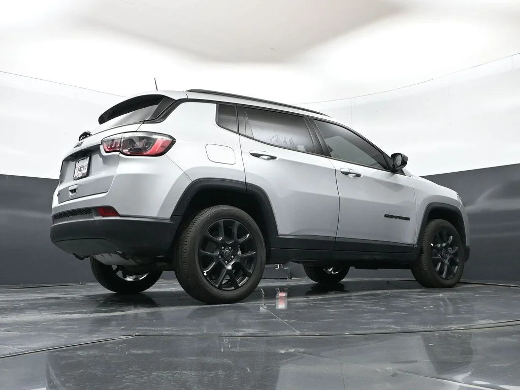 New 2026 Silver Zynith Metallic Clear-Coat Exterior Paint Jeep Latitude image 40