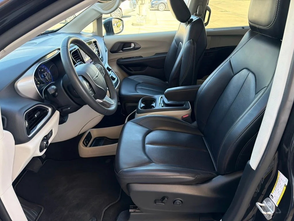 Used 2023 Black Chrysler Touring L image 11