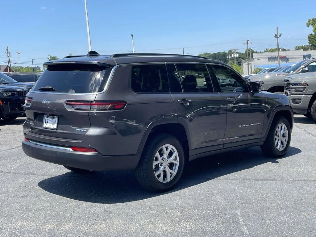 Used 2022 Gray Jeep Limited image 8