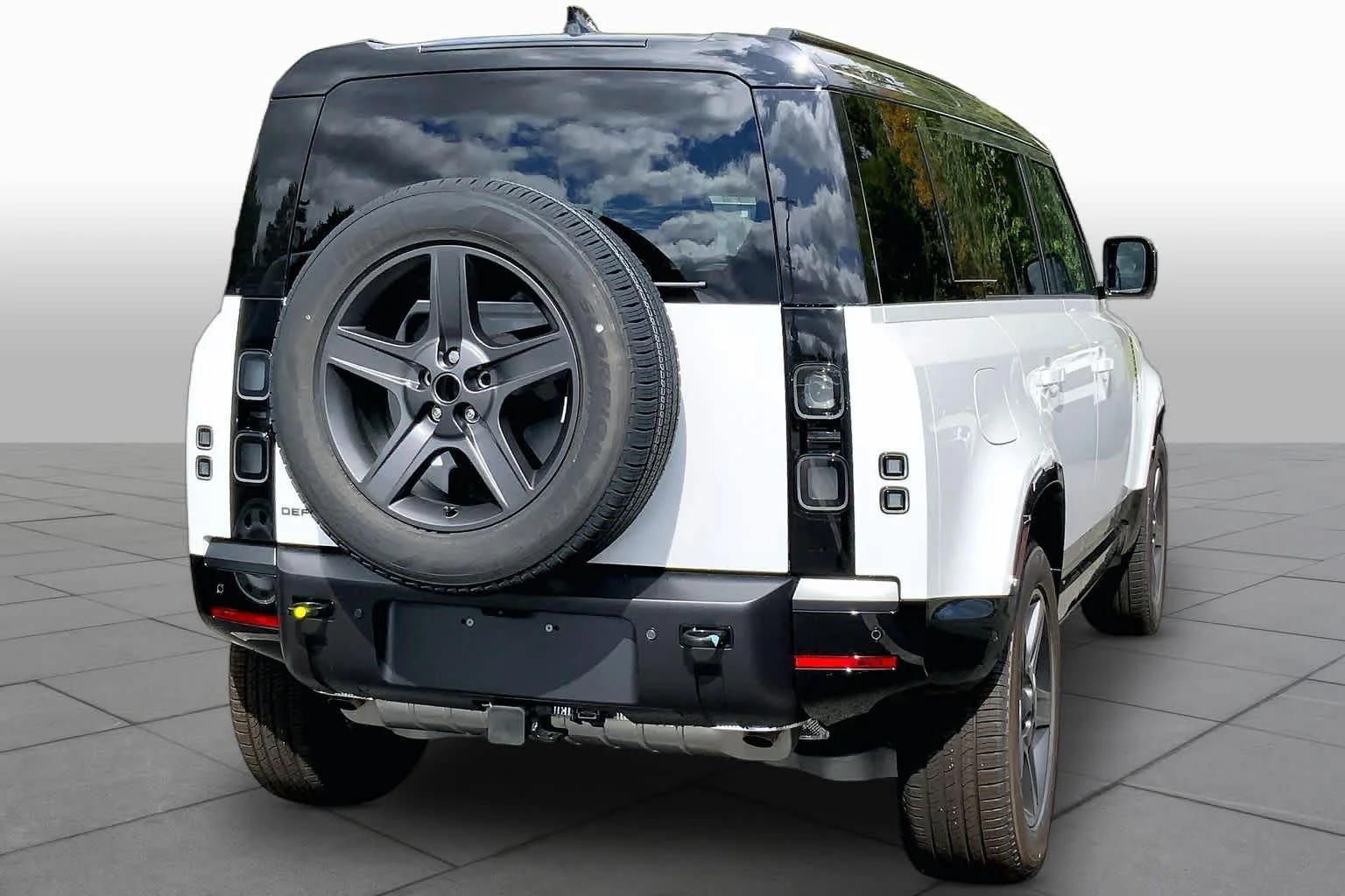 New 2026 Fuji White Land Rover X-Dynamic SE image 3