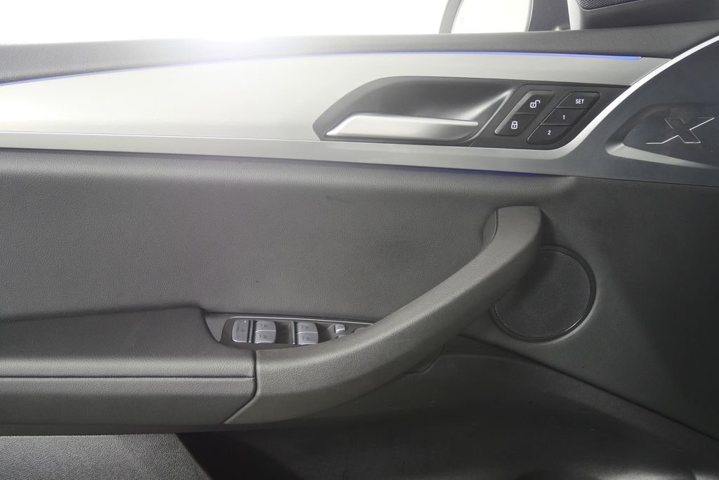 Used 2025 Mineral White Metallic BMW xDrive30i image 8