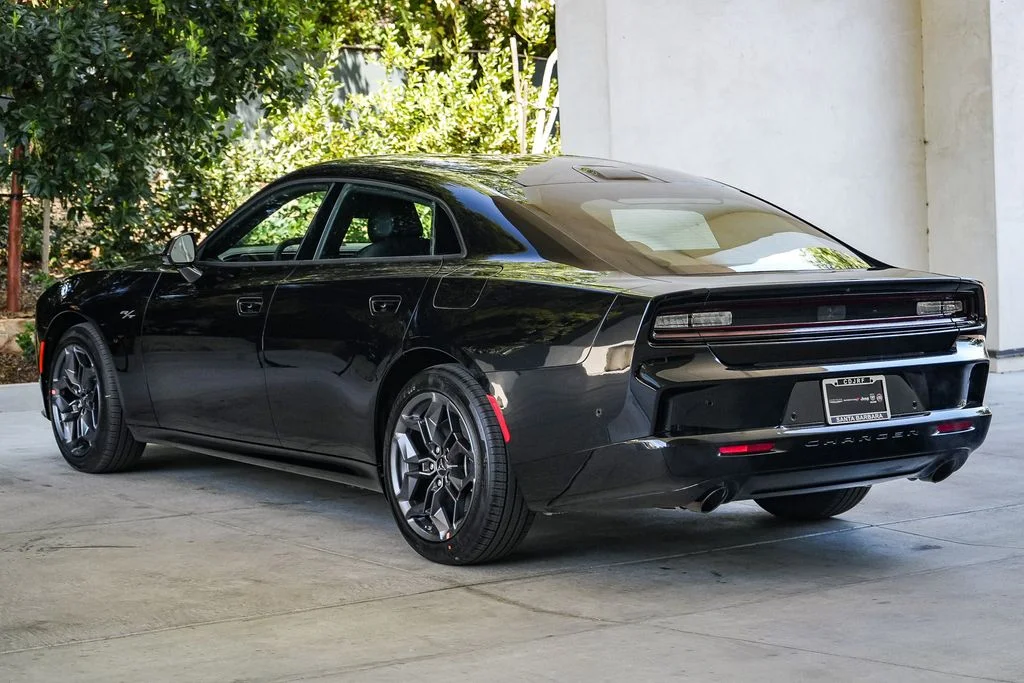 New 2026 Diamond Black Crystal Pearlcoat Dodge R/T image 4