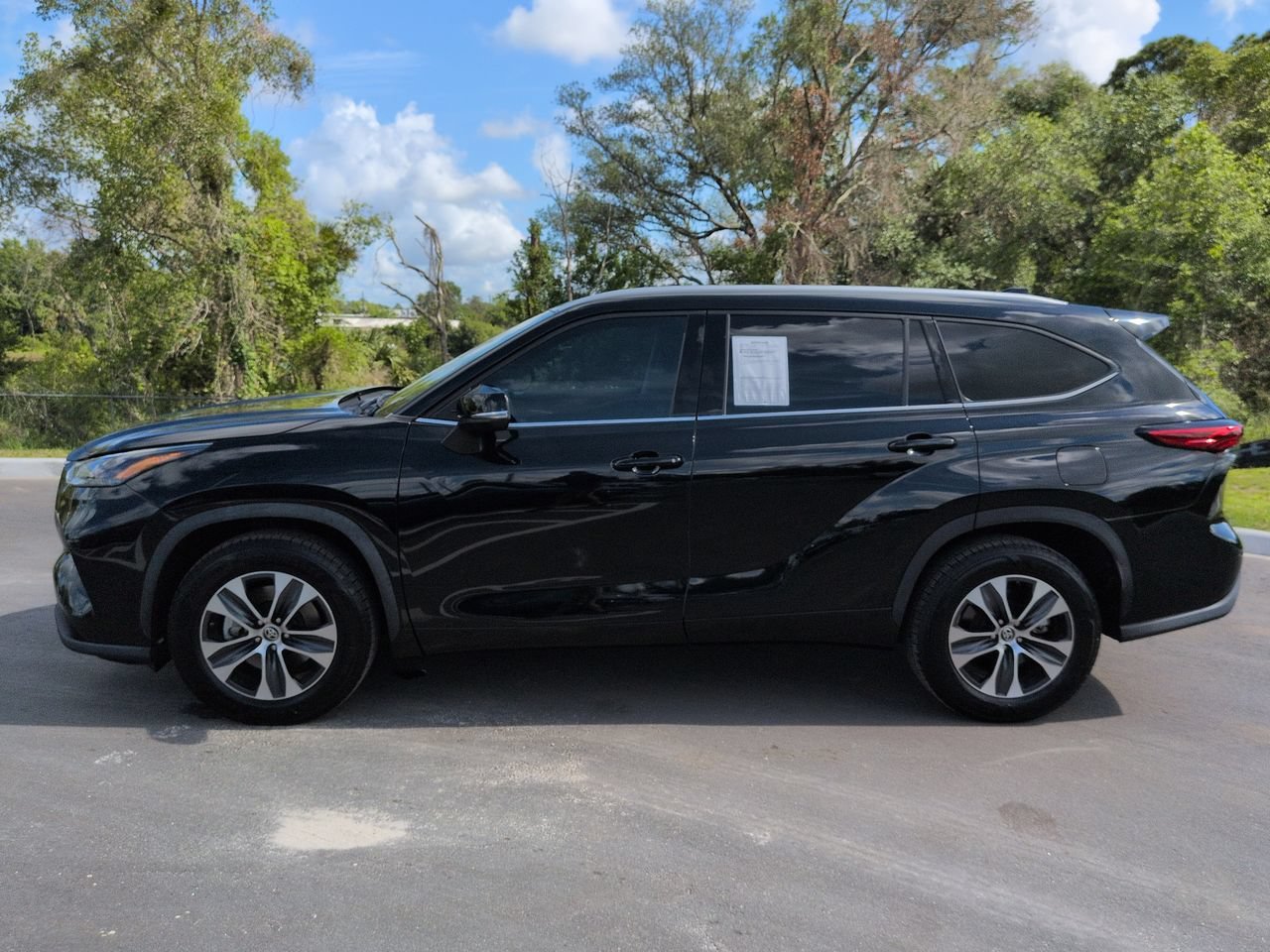 Used 2022 Midnight Black Metallic Toyota XLE image 7
