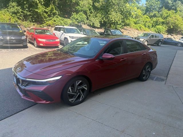 Used 2025 Red Hyundai SEL Convenience image 3
