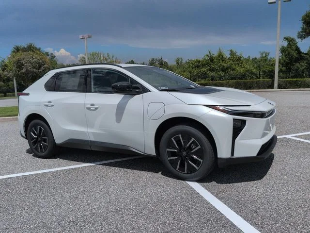 New 2026 Wind Chill Pearl Toyota XLE image 2