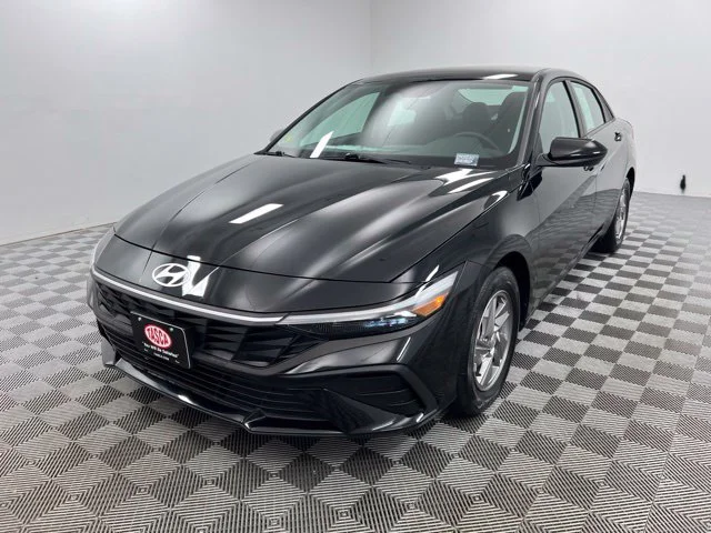 Used 2025 Black Hyundai SE image 2