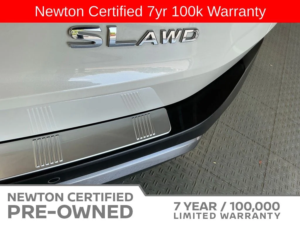 Certified Used 2023 Pearl White Tricoat/Super Black Nissan SL image 10