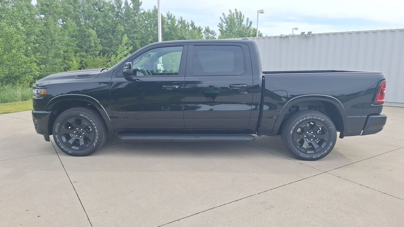 New 2026 Diamond Black Crystal Pearl-Coat Exterior Paint RAM Big Horn/Lone Star image 6