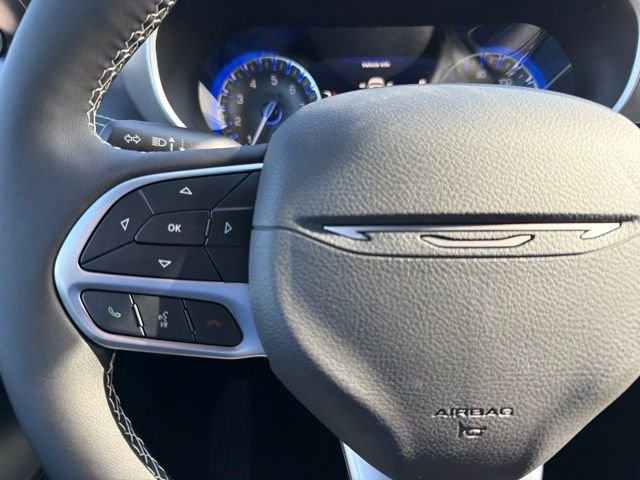 New 2027 Bright White Clear-Coat Paint Chrysler Select image 19