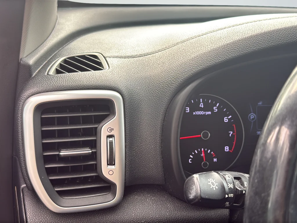 Used 2017 Red Kia EX image 31