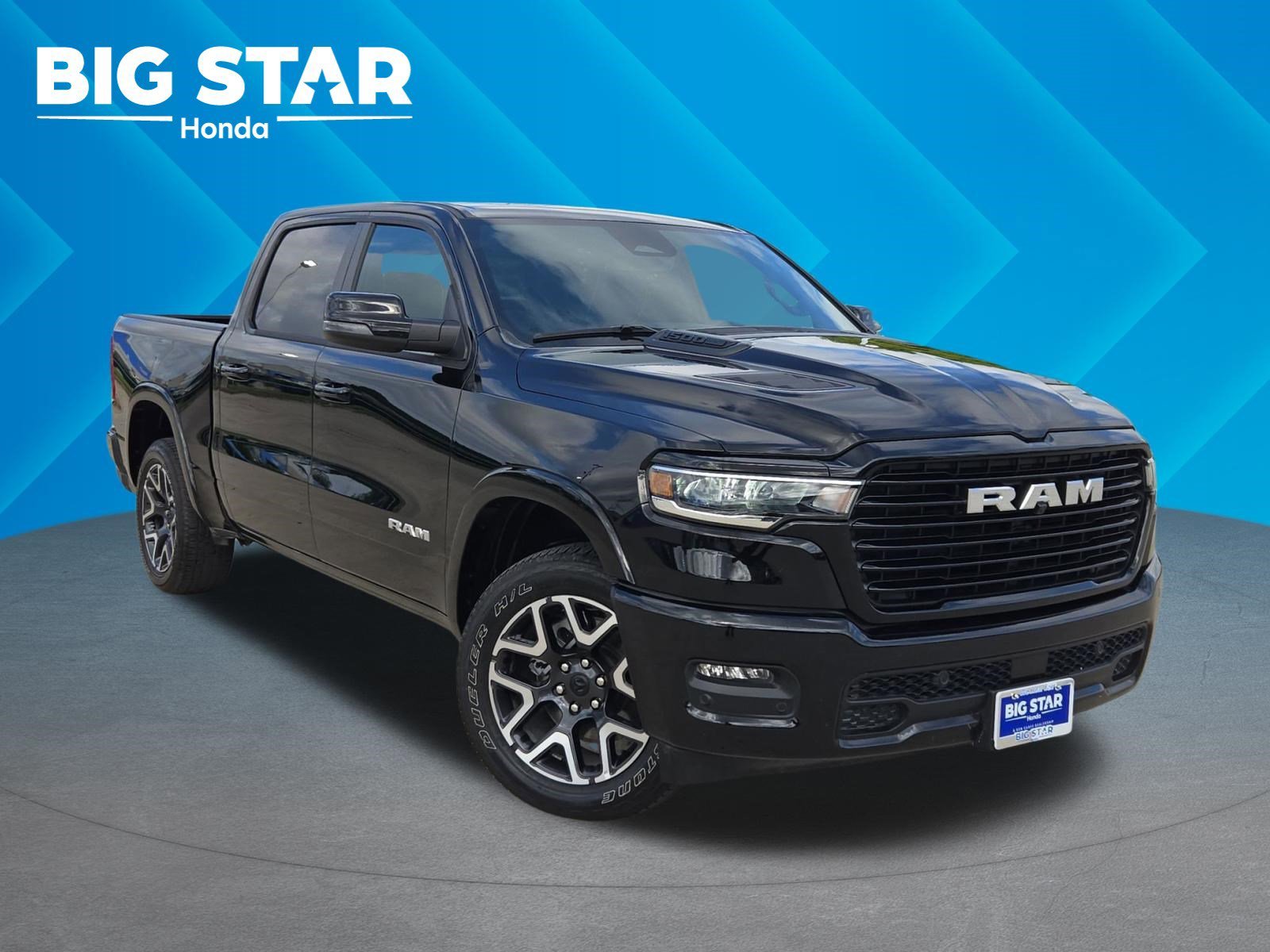 2025 RAM 1500 Laramie 4x4 Crew Cab 5'7's photo