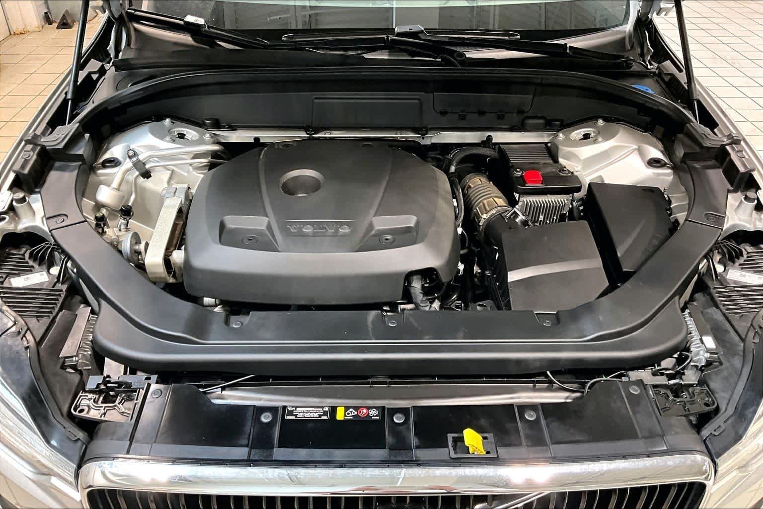 Used 2019 Bright Silver Metallic Volvo Momentum image 29