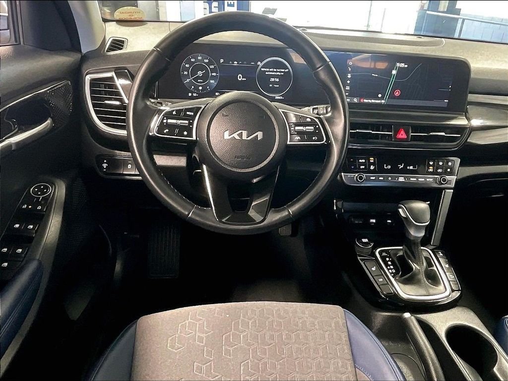 Used 2024 White Kia S image 18