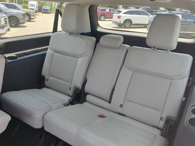 New 2027 Star White Metallic Tri-Coat Ford MAX Platinum image 15