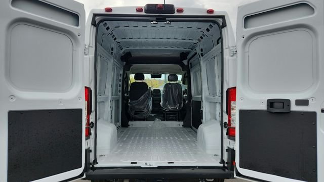 Used 2025 White Ram Base image 15