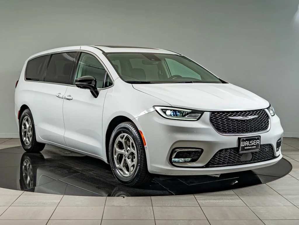 Used 2024 Bright White Clearcoat Chrysler Limited image 3