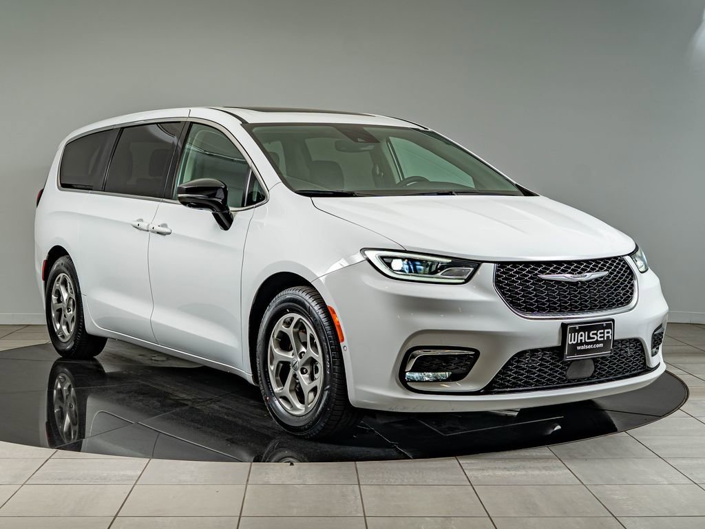 Used 2024 Bright White Clearcoat Chrysler Limited image 3