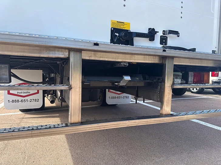 Used 2024 White Isuzu 20ft Box Truck image 5