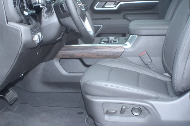 Used 2025 Summit White GMC SLT image 15