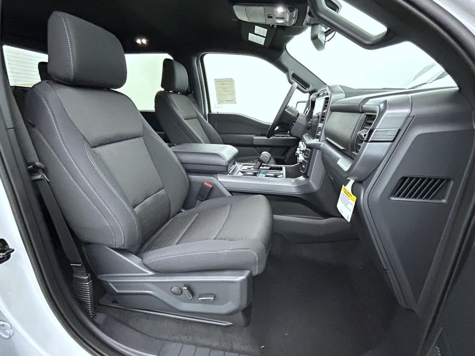 New 2026 Oxford White Ford XLT image 15