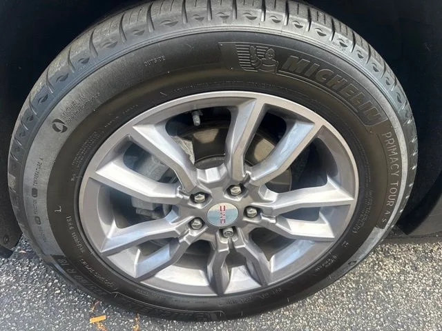 Used 2023 Silver GMC SLT image 4