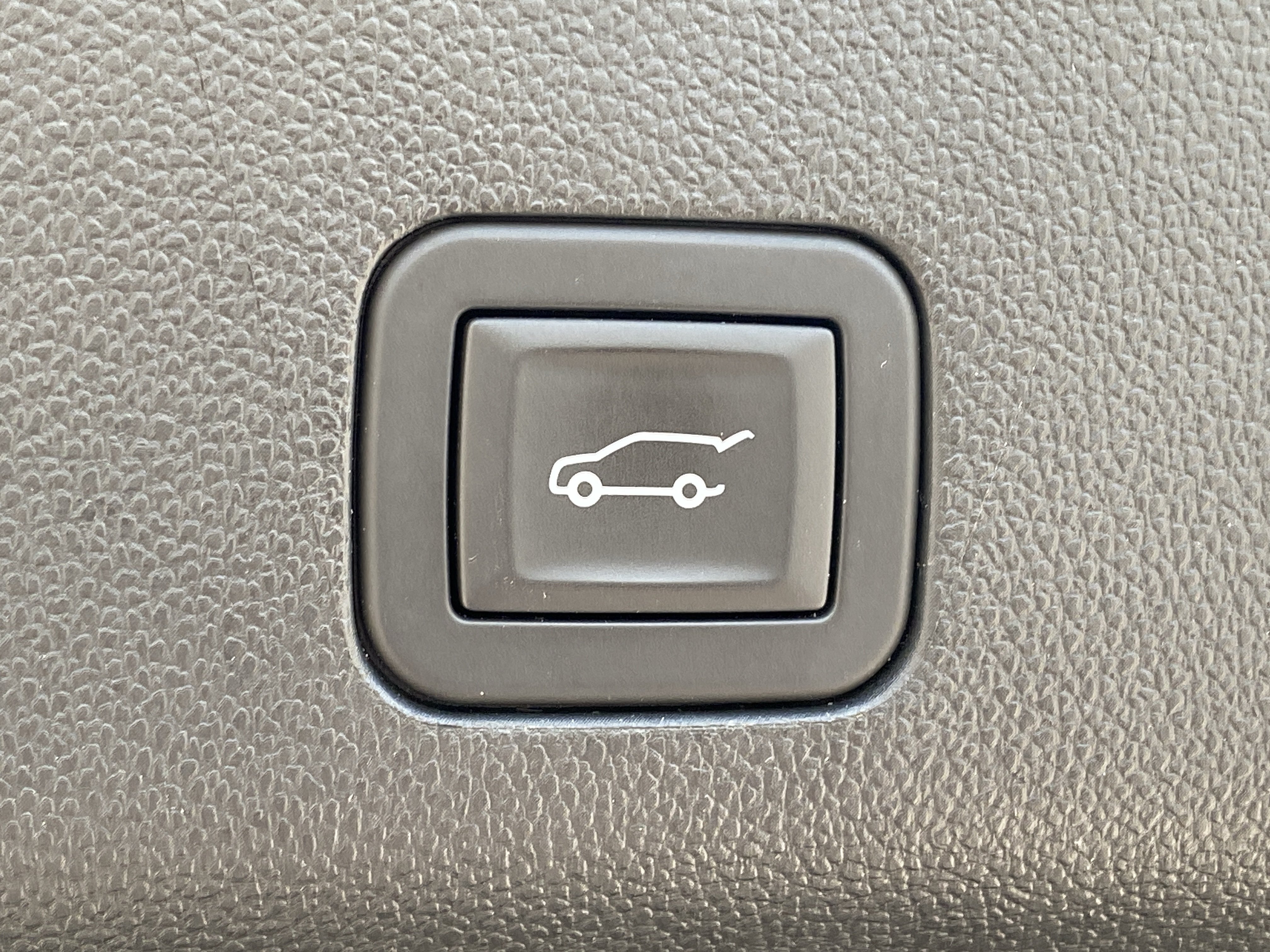Used 2025 White Frost Tricoat GMC Denali image 7