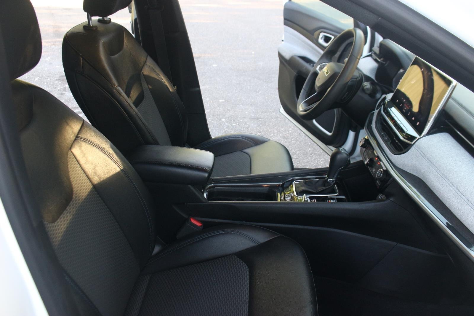 Used 2024 White Jeep Latitude image 31
