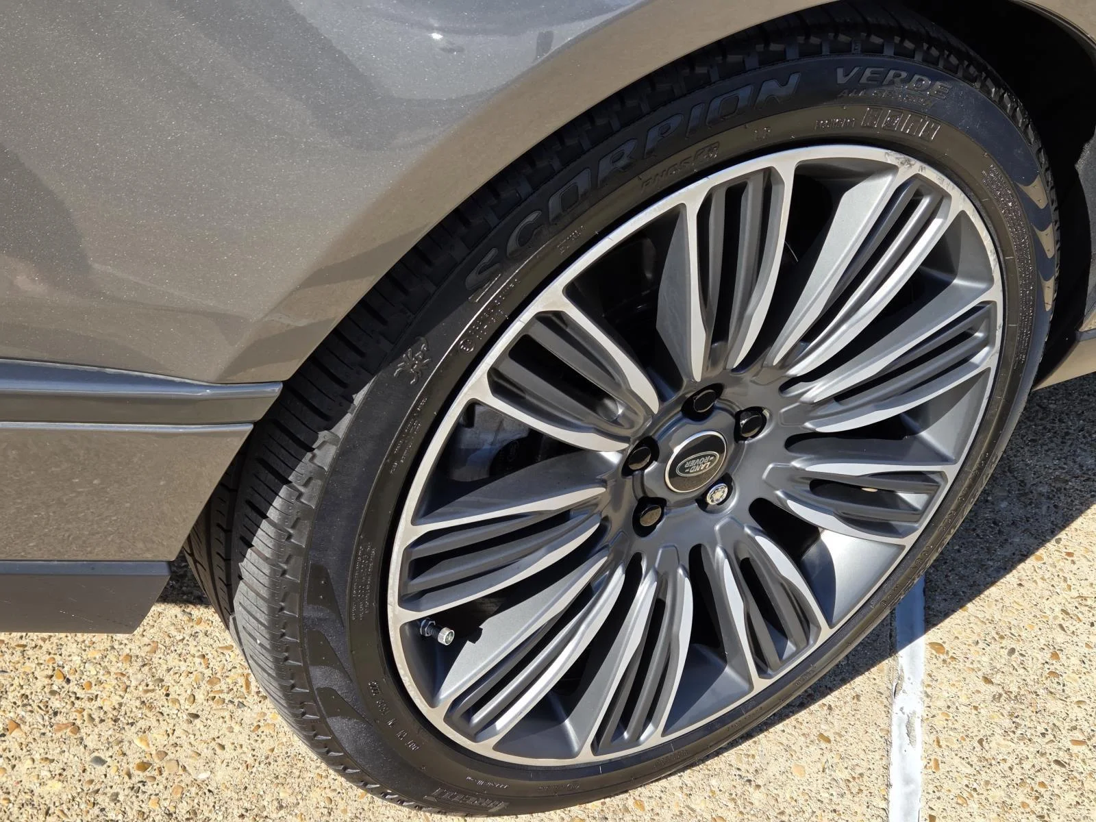 Used 2019 Silicon Silver Premium Metallic Land Rover Autobiography image 9