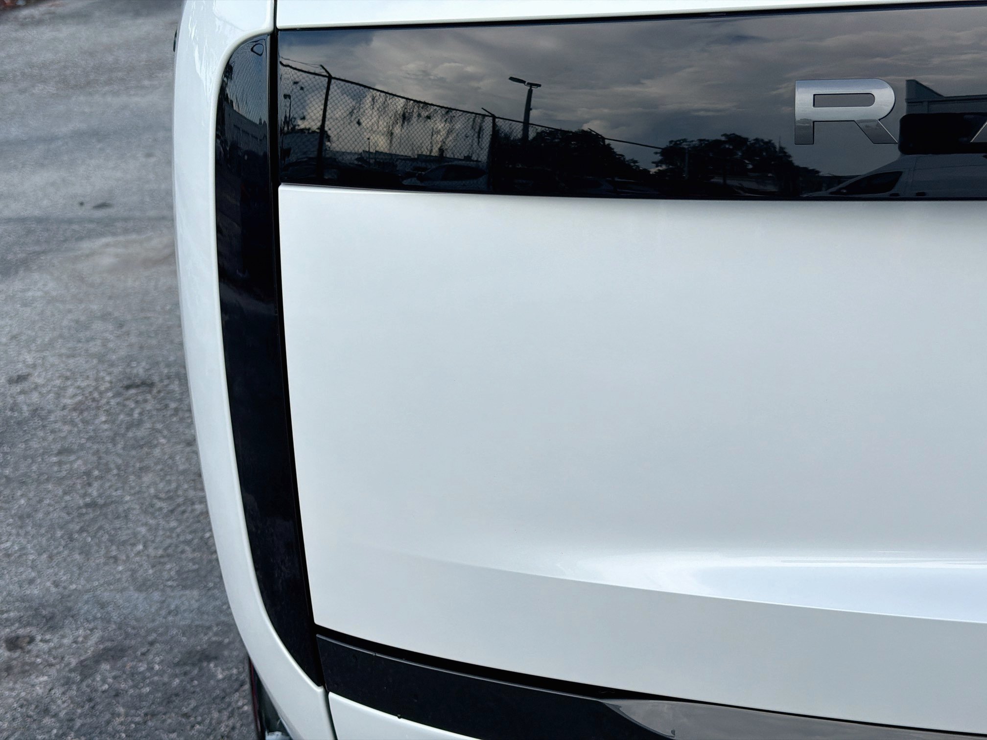 New 2027 Ostuni Pearl White LAND ROVER SE image 10