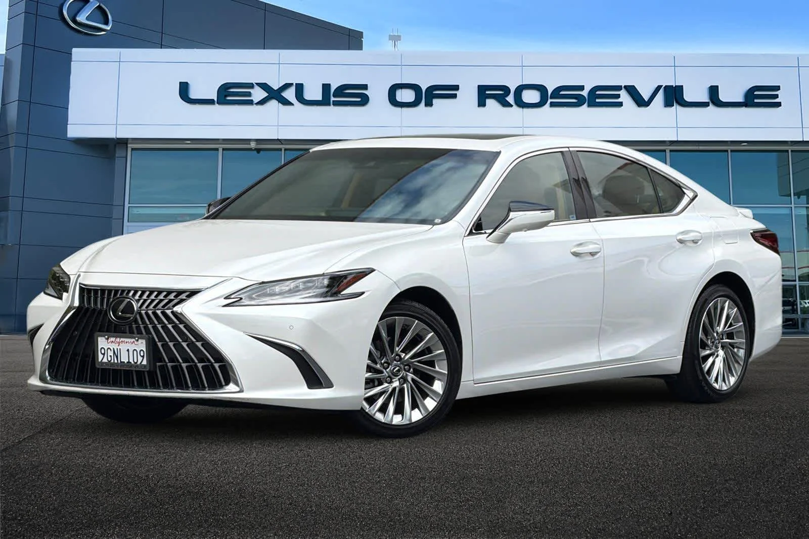 2023 Lexus ES 300h 300h Luxury's photo