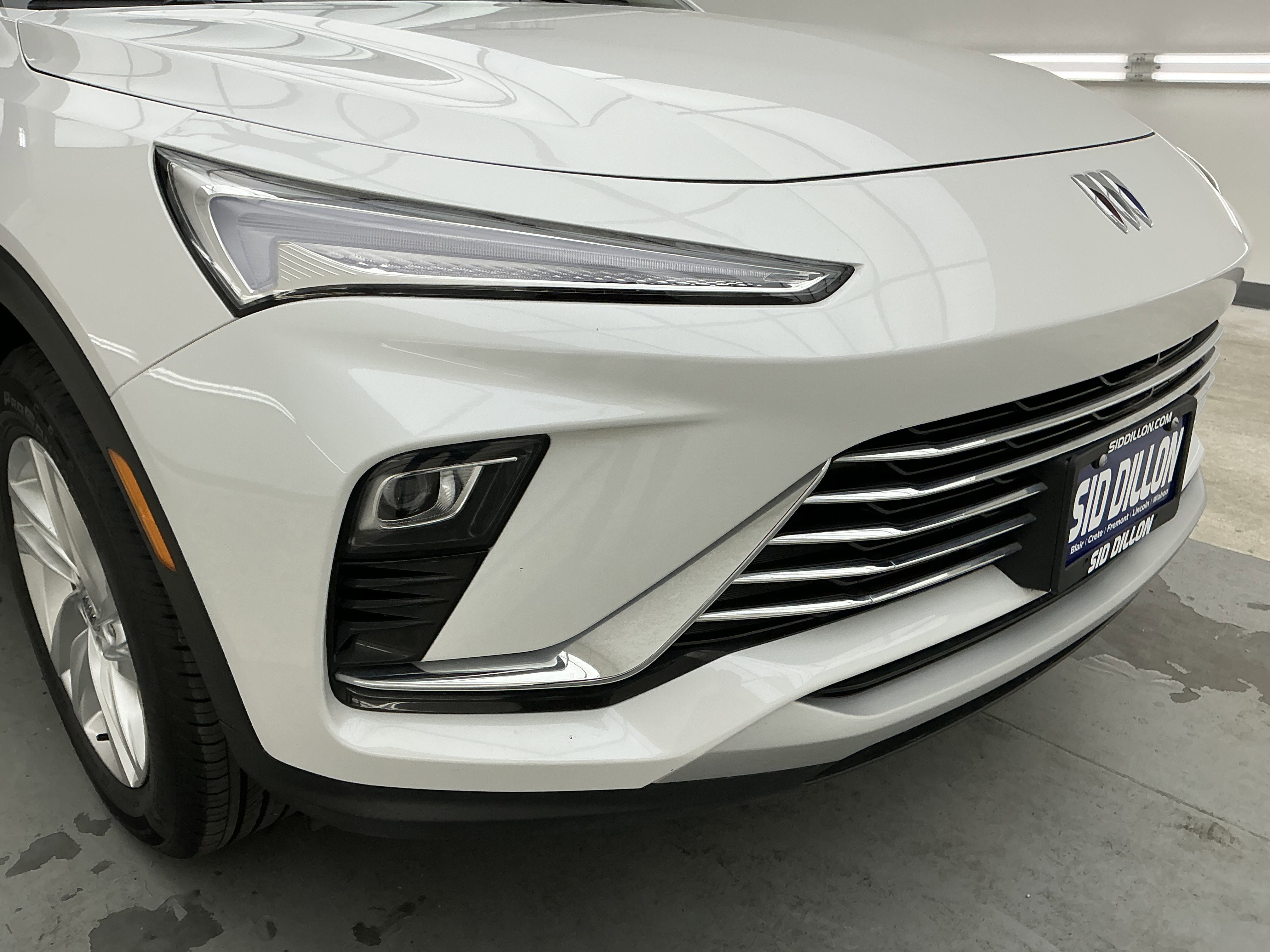 Used 2024 White Frost Tricoat Buick Preferred image 26