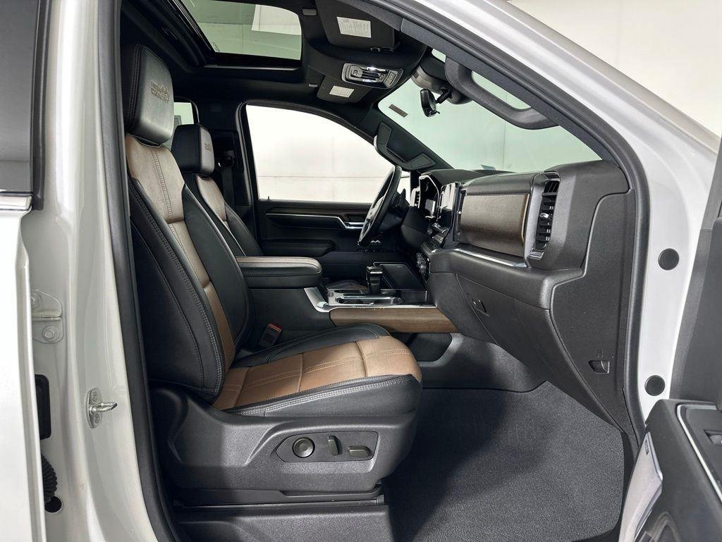 Used 2024 Pearl Chevrolet High Country image 16