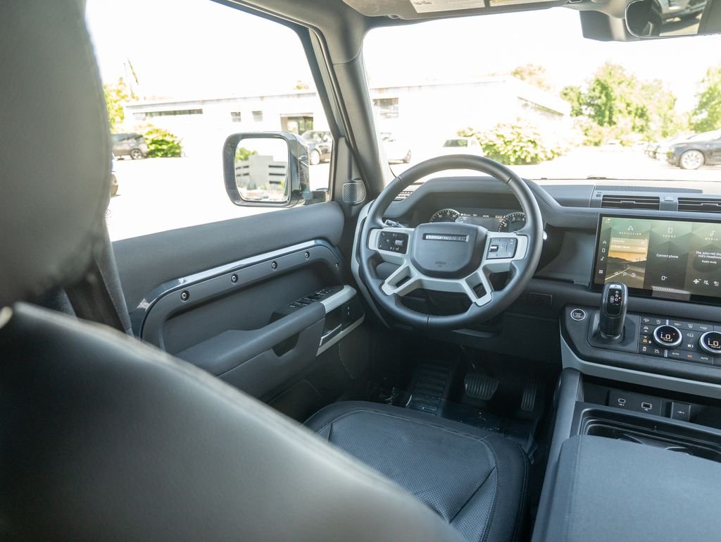 Used 2023 Blue Land Rover X-Dynamic SE image 19