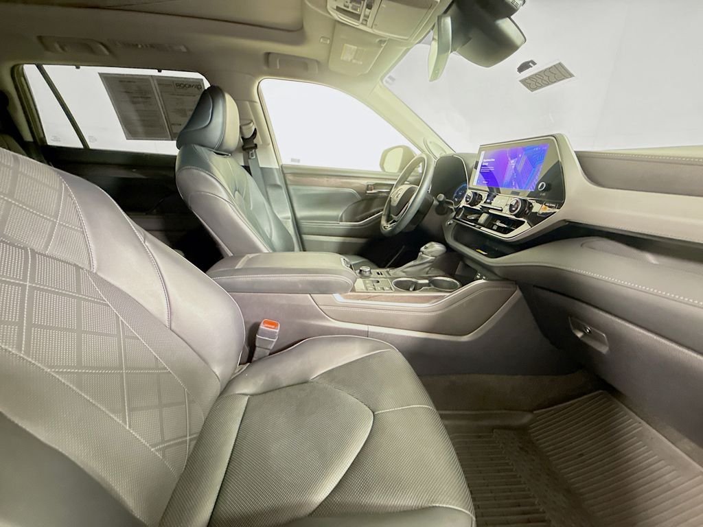 Used 2023 Magnetic Gray Metallic Toyota Platinum image 31