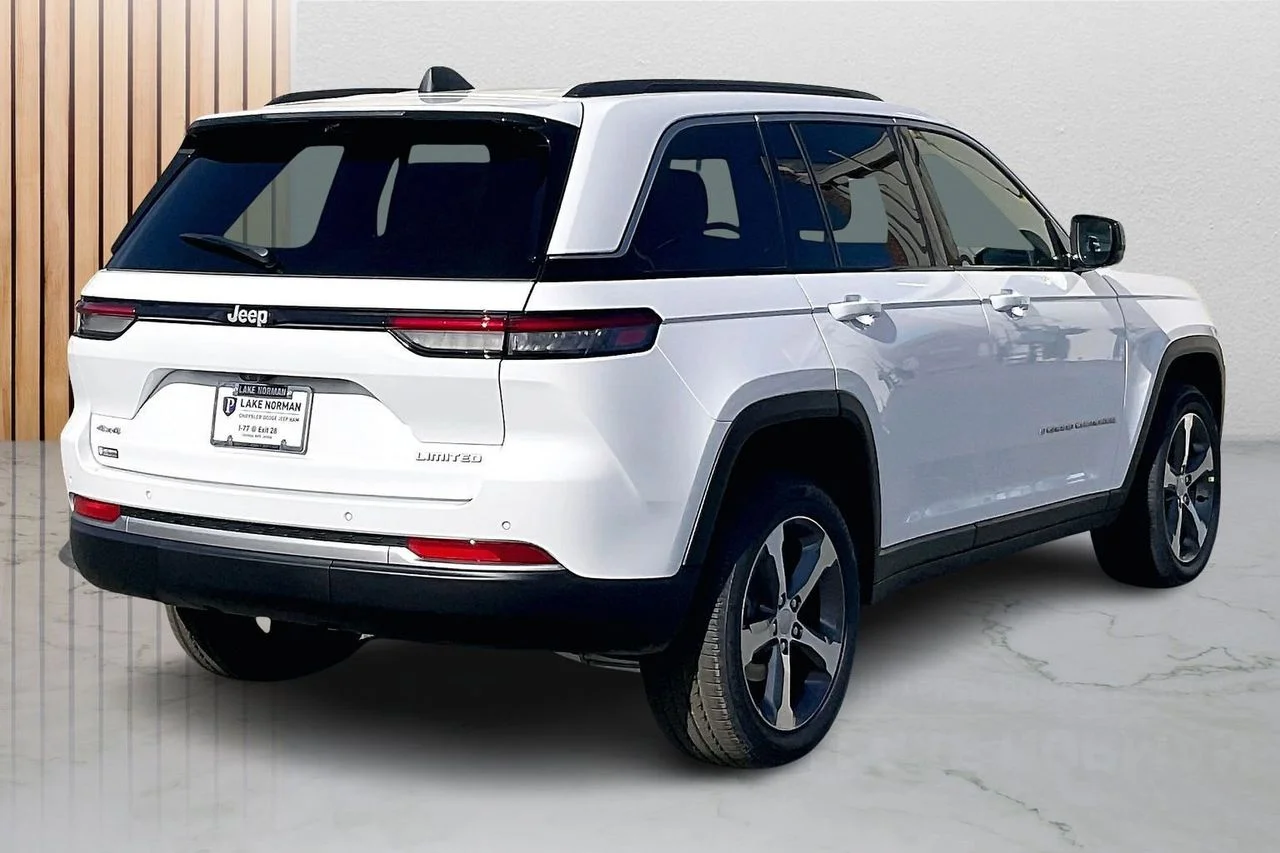 New 2026 Bright White Clear-Coat Exterior Paint Jeep Limited image 9