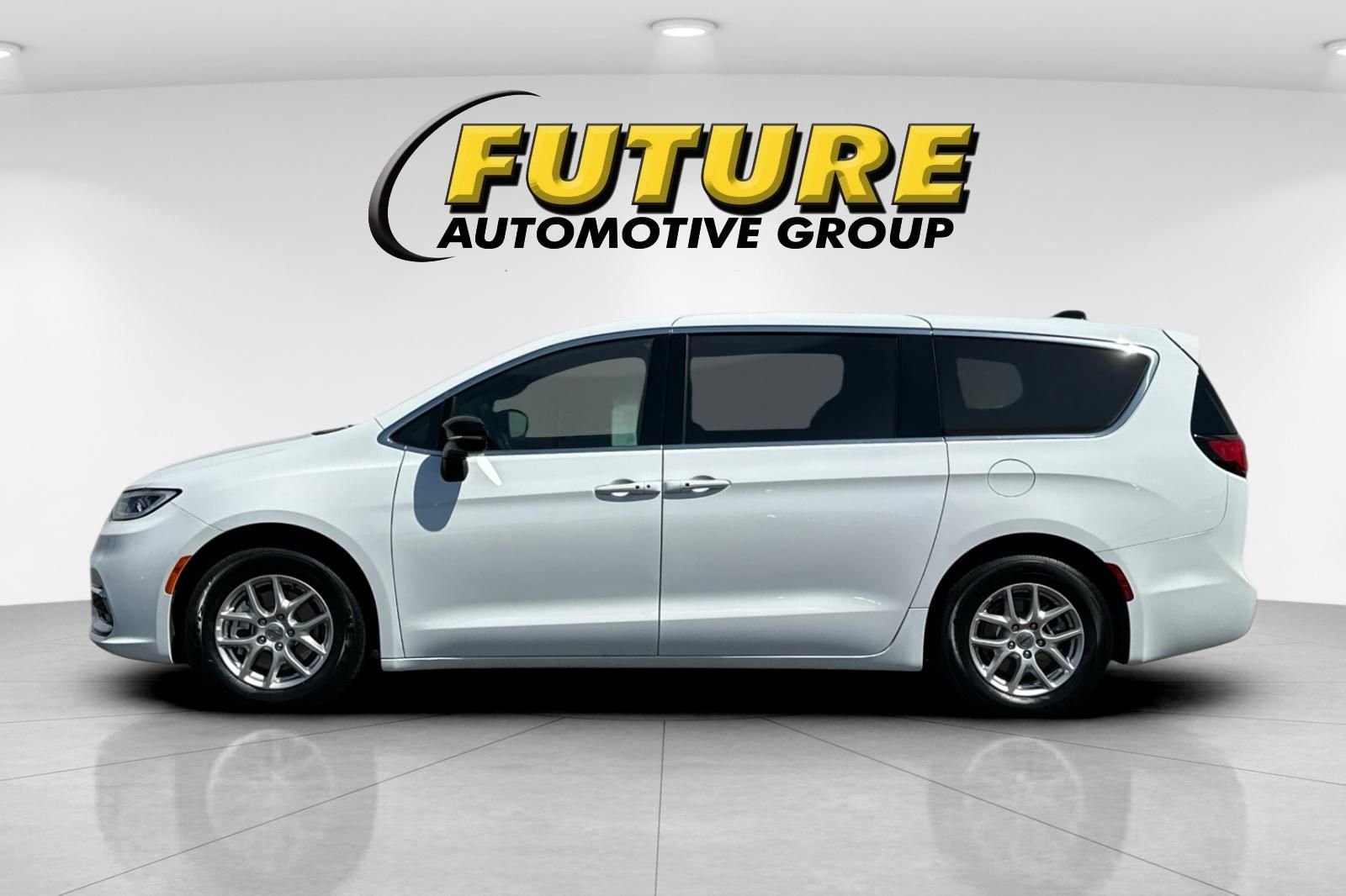 Used 2025 White Chrysler Select image 6