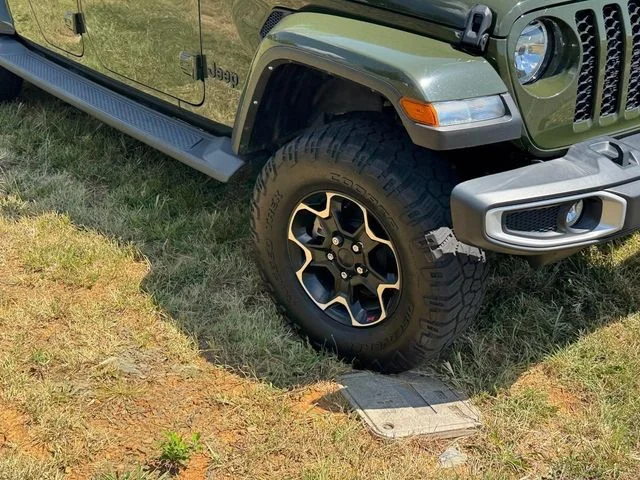 Used 2022 Green Jeep Sport image 9