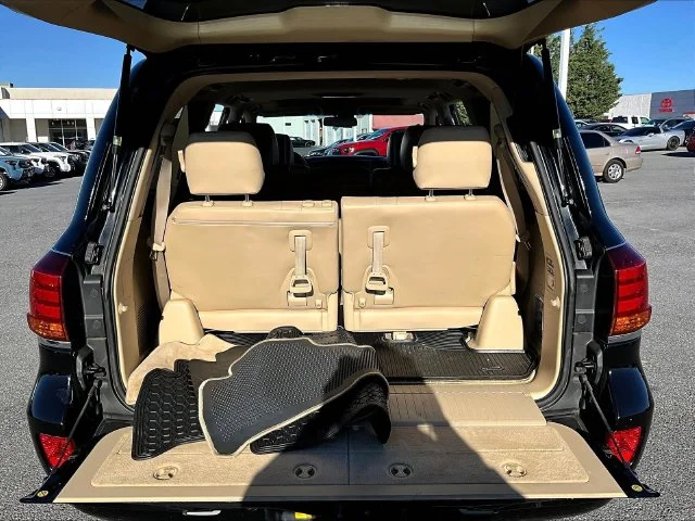 Used 2010  Lexus 570 image 28