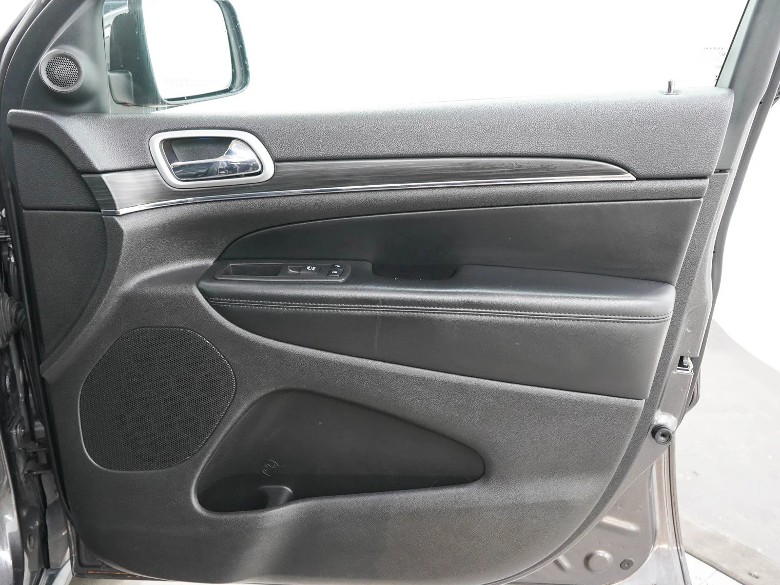 Used 2019 Granite Crystal Metallic Clearcoat Jeep Limited image 12