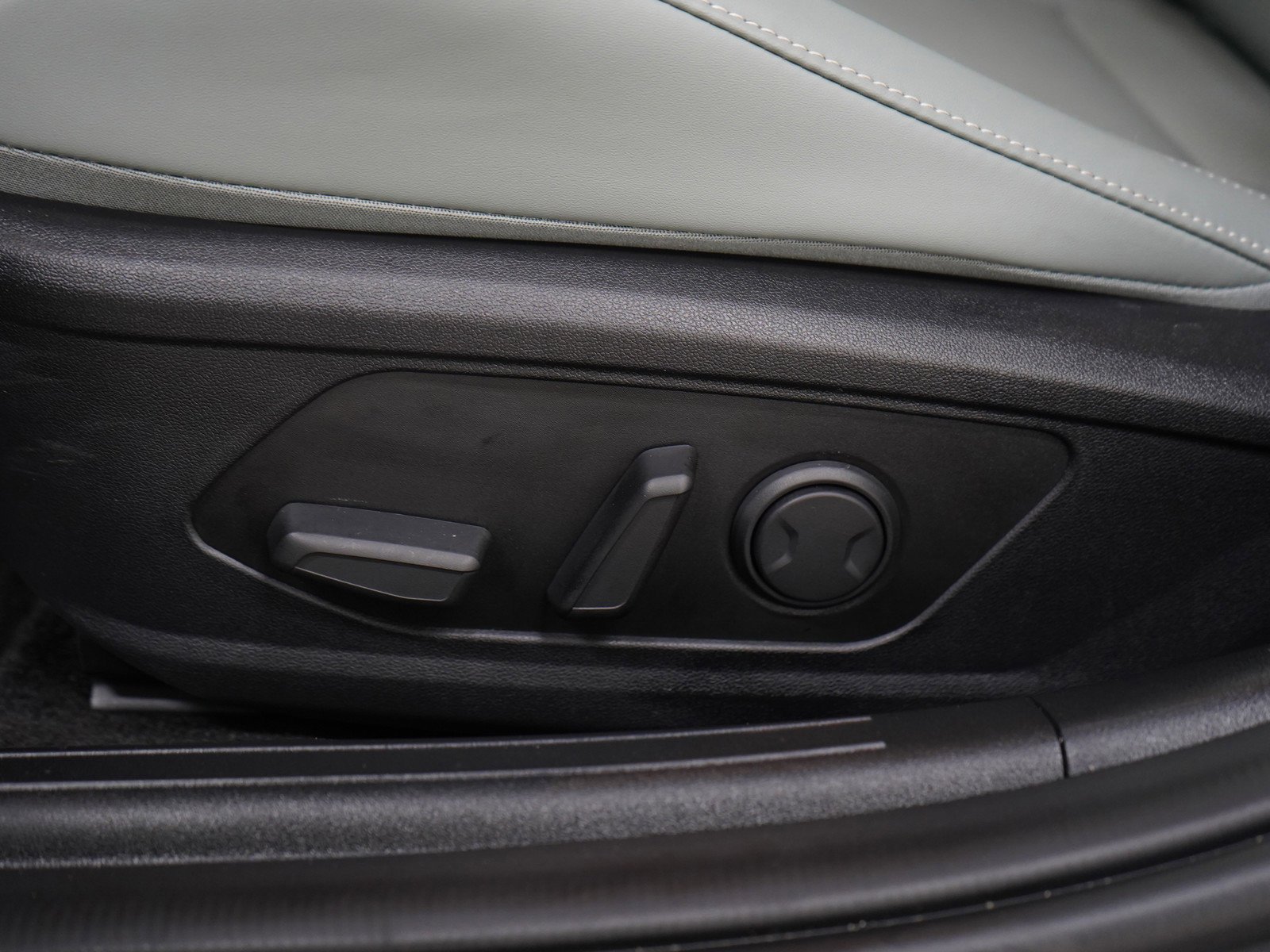 Certified Used 2025 Ecotronic Gray Hyundai Limited DCT image 25