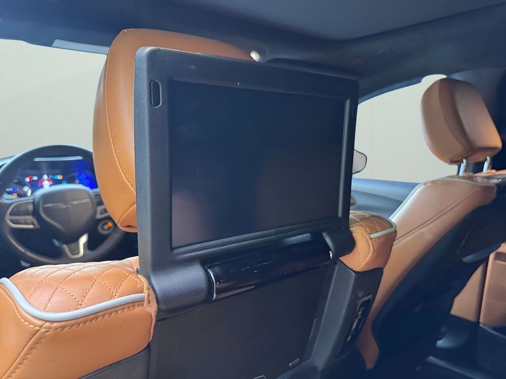 Used 2023 Brilliant Black Crystal Pearlcoat Chrysler Pinnacle image 8