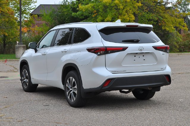 Used 2025 Beige Toyota XLE image 5