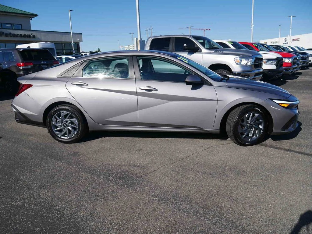 Used 2024 Silver Hyundai SEL image 17