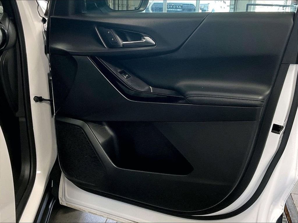 Used 2025 White Chevrolet LT image 12