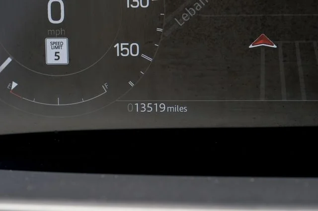 Used 2025 White Land Rover Dynamic SE image 29