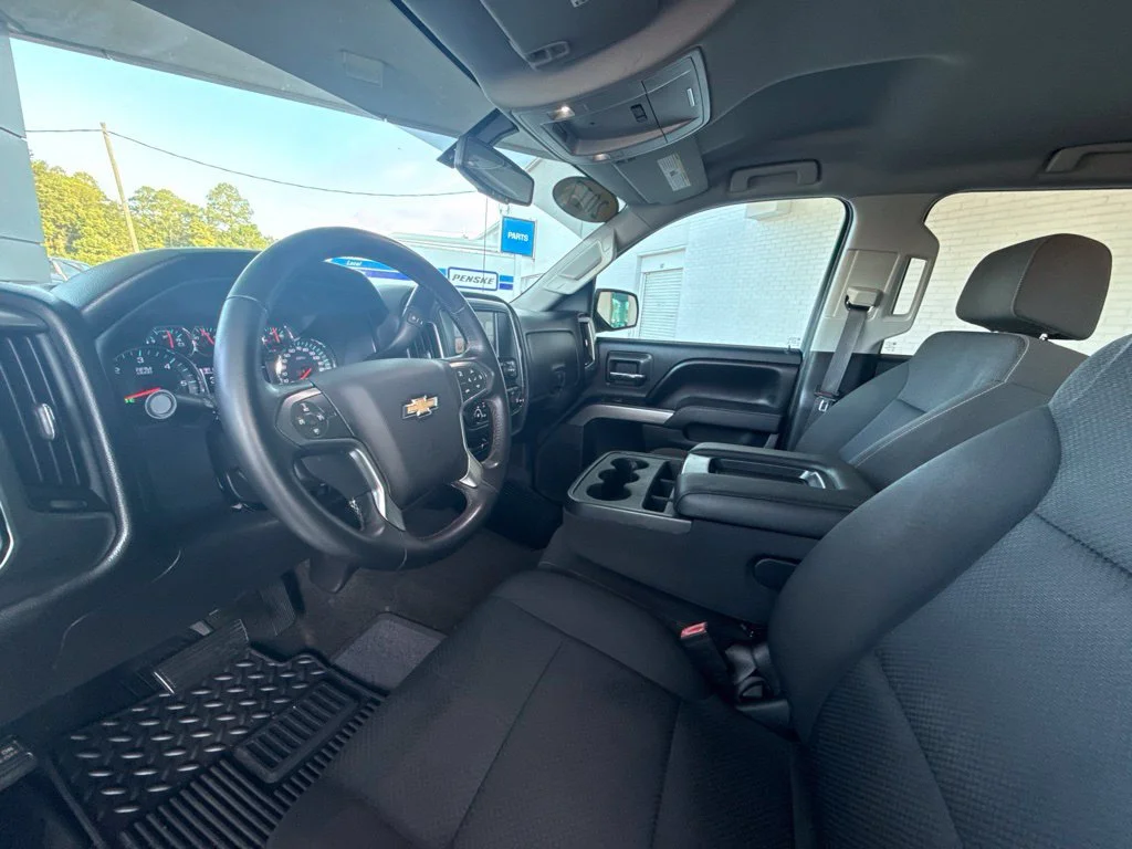 Used 2017 SUMMIT WHITE Chevrolet LT image 29